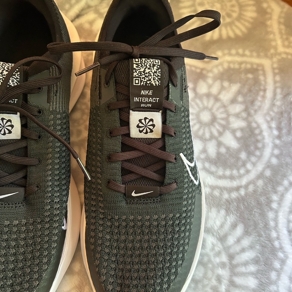 NEW Nike Interact Run Sneakers - Women’s size 11 - never worn! - Picture 4 of 10